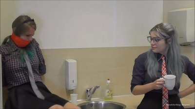 中毒/縛られ、猿轡/苦悩する女性