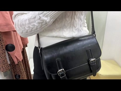 ❤️ 試着室でディルドを使った若い雌犬フェラルベリーの公開オナニー ️❌ スーパーセックス ❌️