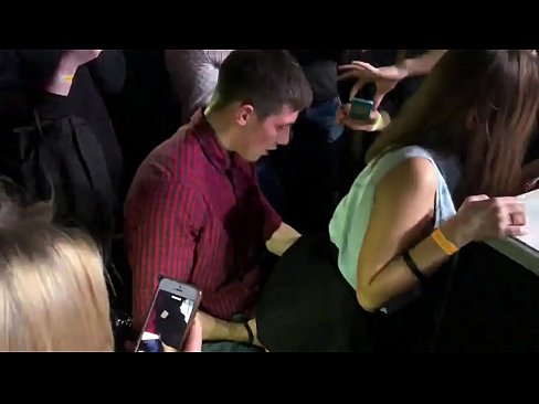 ❤️ ロシアのナイトクラブでリアルセックス。18歳のロシア人少女がナイトクラブで肛門と膣を犯される ️❌ スーパーセックス ❌️